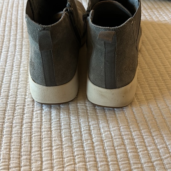 OTBT Bethel Gray Vegan Zip Ankle Bootie. Size 8 - Picture 3 of 9
